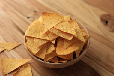 Tahta masa üzerinde, üçgen şekilli Meksika Çıtır Mısır cipsi. 