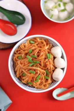 Biber yağı ve balık köfteli pirinç eriştesi, Singapur Halk Yemeği 