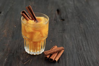 Nanas, Endonezya Geleneksel İçeceği Dilimlenmiş Ananas, Şeker ve Tarçın 'dan yapılır. Ananaslı tarçınlı punç güveci. Tahta Masa 'da