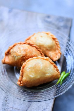 Kue Pastel Goreng veya Jalangkote, Kızarmış Flaky hamur işi ve içinde sebze kızartması var.