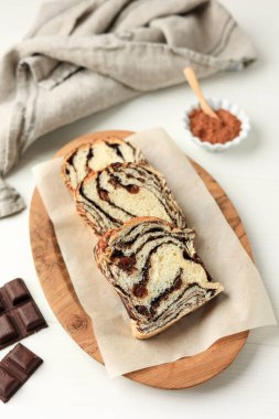 Tarçınlı Babka veya Brioche Bread. Girdap Ekmek, Kahvaltı için Ev Yapımı Pasta, Beyaz Arkaplan