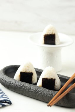 Onigiri Rice Ball ve Nori beyaz tabakta 