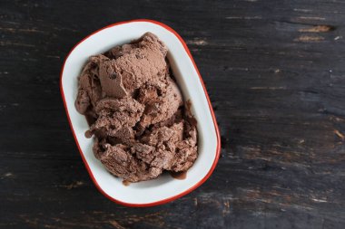 Top View Ev Yapımı Çikolatalı Dondurma Bir Enamel Kasesinde 