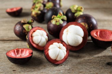 Fresh Mangosteen ya da Fruitson Rustik Ahşap Masa Kraliçesi Asya Meyve Konsepti