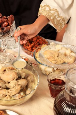 Endonezyalı Kadın Hizmet Oporu, Kurban Bayramı için Körili Tavuk Hari Raya Lebaran Kutlaması 