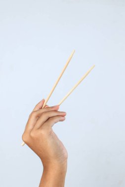 Kadın El Tutuşu Bambu Çubukları Beyazın üzerinde İzole Edilmiş