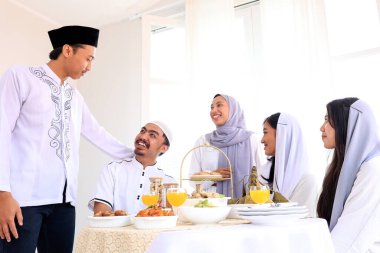 Heyecanlı Asyalı Aile ya da Arkadaşları Hari Raya 'yı kutlayın Idul Fitri Kurban Bayramı, Konuşan ve Birlikte Yiyen 