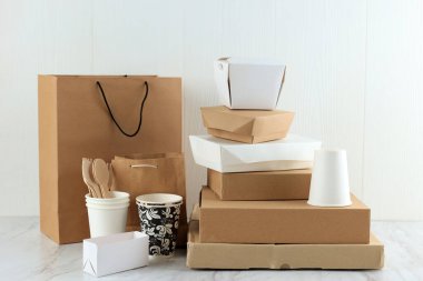 Beyaz Masada Farklı Boyut ve Şekil Paketleme 