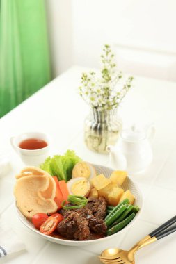 Selat Solo, yumurtalı, patatesli ve havuçlu biftek. Bistik Jawa olarak bilinen Cava Tabağı, Hollanda Etkisi