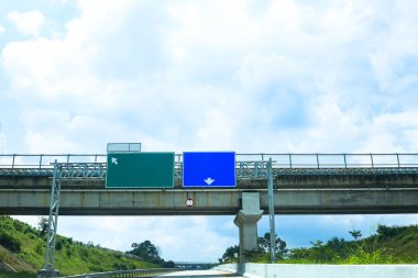 Gökyüzü Sahnesi ile Jalan Tol Cisumdawu 'da Çevre Yolu İşareti 