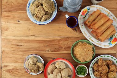 Takjil Hızlı Kırıyor için Üst Görünüm Çeşitli Gorengan, Tahta Masa Üzerine Metin İçin Alan Kopyala 