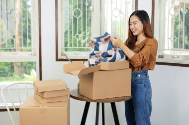 Online Store 'dan Mutlu Yüzlü Boks Ürünleri Açan Asyalı Kadın Çizgi Film Kutusu. Çevrimiçi Alışveriş Konsepti
