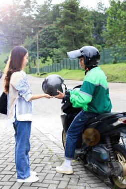 Kadın Müşteri Siparişi Çevrimiçi Taşımacılık Ofise Sabah, Şoför Yolcuya Miğfer Veriyor