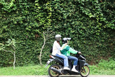 Bayan Yolcu Ojek Çevrimiçi, Çevrimiçi Motosiklet Sürücüsüne Yönünü Gösteriyor