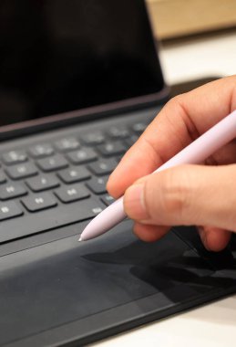 Dijital Tablette Beyaz Stylus Kalemi Kullanılıyor