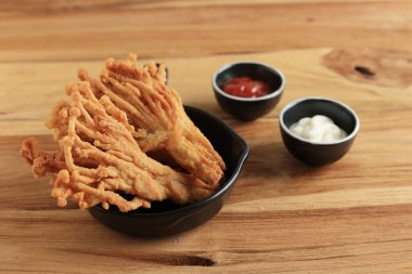 Tahta Masada Sos ve Mayonezli Kızarmış Enoki Mantarı 