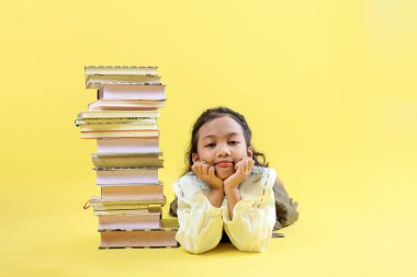 Kadın Küçük Çocuklar Yığılmış Kitaplar Üzerine Sarı Arkaplan Poz Veriyor. Metin için Boşluğu Kopyala 