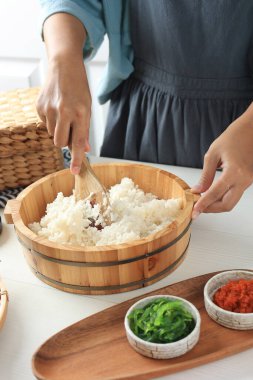 Kadın Asya Tutuşu Bambu Pirinç Kaşığı Chirashizushi, Japon Pirinç Konsepti Hangiri 