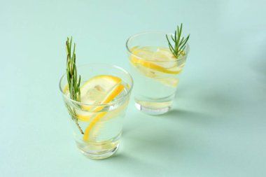 Yaz Ferahlatıcı Limon Rosemary Mojito İçeceği Yumuşak Yeşil Arkaplanda. Mineral Alkolik Suyunda Dilimlenmiş Limon