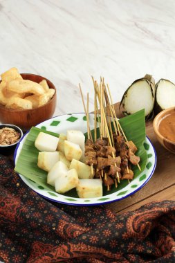 Sate Padang, Padang 'dan Beef Satay, Batı Sumatera Endonezya. Genellikle baharatlı körili sos ve ketupatla servis edilir.