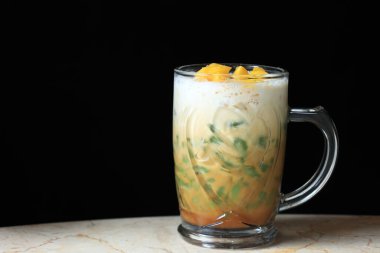 Es Cendol Nangka, Endonezya Tatlısı, Rice un köpüğü, Pandan Yaprağı, Hindistan cevizi sütü ve Palm Sugar şurubu. Jackfruit ile tepeleme