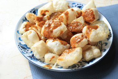 Kerupuk Rambak, İnek derisinden yapılmış krakerler. Köri soslu Jangek Karupuak. Palembang ve Padang 'dan geleneksel Chips Side Dish, Sumatera, Endonezya