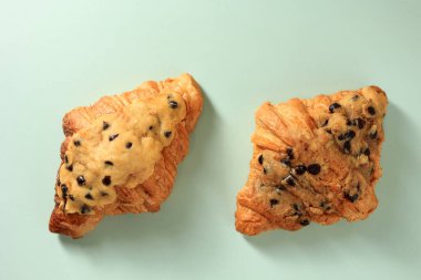 Top View İki Kruvasan Kurabiyesi veya Crookie, Moda Fransız Pastası, Çikolata Damlalı Tatlı Tereyağlı Kruvasan Melezi Kurabiyeleri