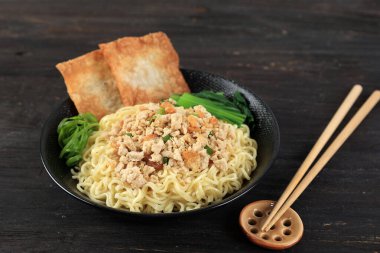 Cwie Mie Malang, Mie Ayam Noodle Menü Popüler Sokak Yemekleri Malang, Doğu Java, Endonezya 'dan. Kıymalı tavuk ve sebzeli yumurta eriştesinden yapıldı.