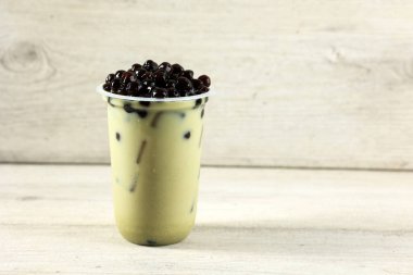 Bir bardak Yeşil Çay Latte ve köpüklü Boba Tayvan içeceği. Metin için Boşluğu Kopyala 