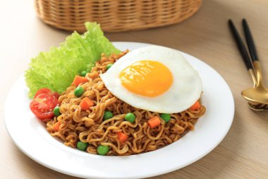 Indomie Goreng 'i kapat, üzerinde Sunny Side Egg olan kızarmış erişteleri karıştır. Endonezya 'dan Popüler Anında Erişte 