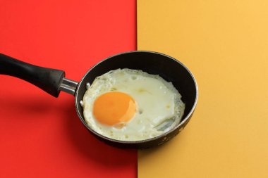 Kırmızı ve Sarı Masa 'da Mini Pan' da kızarmış Sunny Side Egg. 