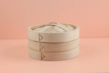 Çin mantısı için istiflenmiş bambu buharı. 