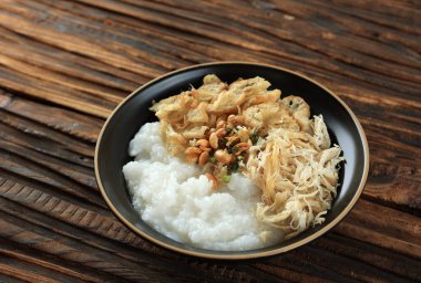 Pirinç lapası ve doğranmış tavuk. 