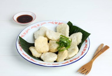 Rujak Sirki ya da Cireng Bumbu Rujak. Aci Digoreng (Cireng) Batı Java 'dan geleneksel bir sokak yemeği.