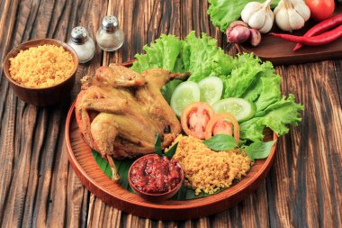 Ayam Goreng Kremes, geleneksel Endonezya usulü pilav unu baharatlı tavuk. Sambal ve Lalap ile hizmet