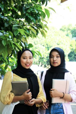 İki Asya Endonezyalı Başörtüsü Üniversitesi Öğrencisi Kamera Karşısında, Yeni Mezun Ol 