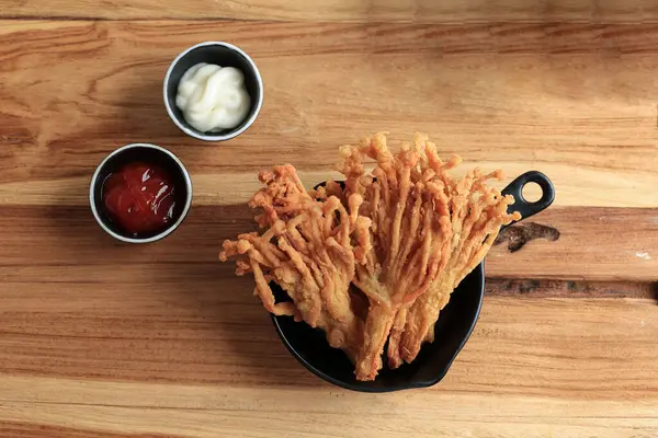 stock image Top View Crispy Enoki Needle Mushrom with Spicy Sauce and Mayonaise