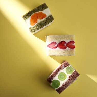 Üst Görünüm Japon Meyve Sandviçi veya Sarı Arkaplanda Meyve Sandosu 