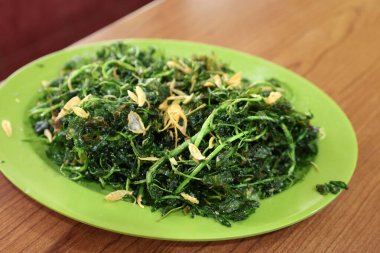 Jukut Goreng veya Selada Air Goreng, Tuz ve Friedn Soğanlı Kızarmış Su Teresi. Sundan Restoranında Popüler Tabak