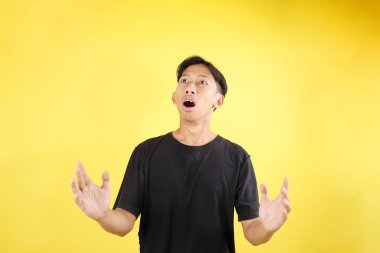 Kara Gömlek Giyen Endonezyalı Erkek Büyük Açık Ağız ile Ürkmüş, Heyecanlı ve Şaşırmış İfade Tepkisi