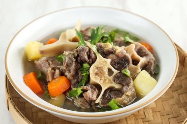 Endonezya Oxtail Clear Çorbası ya da Patates ve Havuçlu Sop Buntut