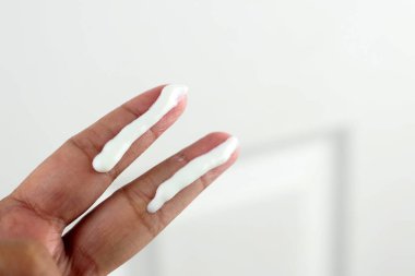 İki Parmak Sürgüsü Güneş kremi ya da Güneş kremi 