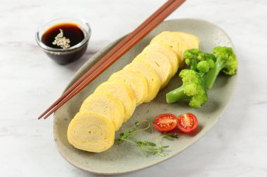 Tamagoyaki, Japon usulü omlet, domatesli. 