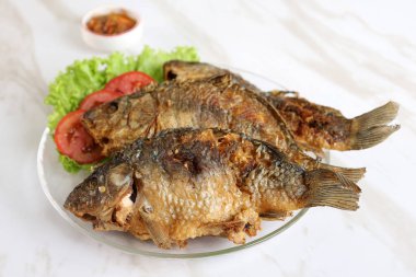 Ikan Mas Goreng veya Kızarmış Balık, Kızarmış Japon Balığı 