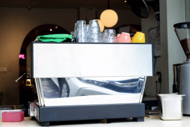 Kafede Büyük Espresso Makinesi, Bardak ve Bardak Üstte