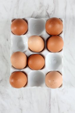 Seramik Yumurta Tepsisindeki Üst Görünüm Yumurtaları, Beyaz Mermer Masada İzole Edildi 
