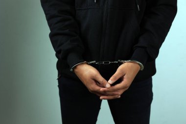 Kara Ceketli Adam, Gri Arkaplanda tecrit edilmiş. 