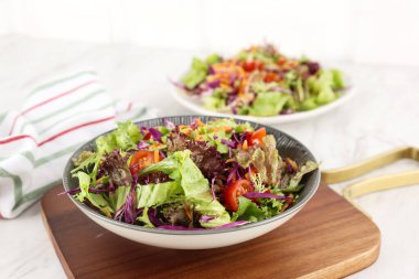 Sebzeli domates salatası. Yeşil Marul, Hindiba, Kirazlı Domates, Havuç ve Mor Lahana Salatası Sağlıklı Yemek 