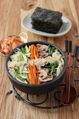 Vejetaryen Bibimbap, Mix RIce Kore yemeği. Sebzeli bir kase beyaz pirinç.