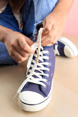 Mavi Ayakkabılı Kadın El Bağcığı 